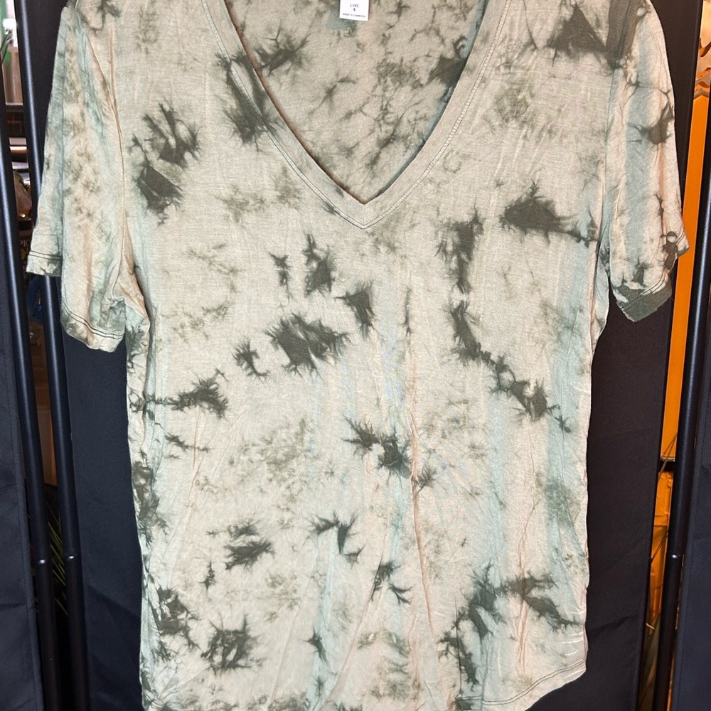 Old Navy Cream and White Relaxed V-Neck T-Shirt